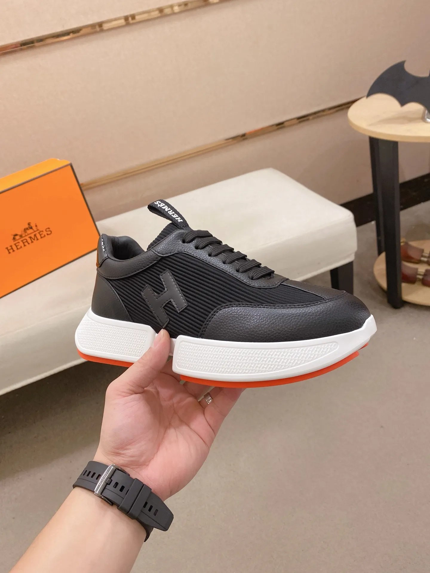 Ex-factory price: 460💰《HERMES》【Classic original single version】Hermès; top 🔝purchasing agent🔍🔍men's latest 🇺🇸 counter sales simultaneously, imported from Italy original ▲▲cowhide ▲▲ (high-end, nobility, class) ) Exquisite workmanship (Italian 🇮🇹 imported water-dyed 🐂 cowhide lining) sole: original sole provided by the original factory, ⚠️exclusive double-layer activity·TPR·rubber·combined molded outsole; super comfortable·wear-resistant·non-slip·environmental protection The real thing is more beautiful if you take the real thing (high quality, follow the order). You can enter and exit the counter at will * Number of yards: 38-44 (45 can be customized and cannot be returned or exchanged)